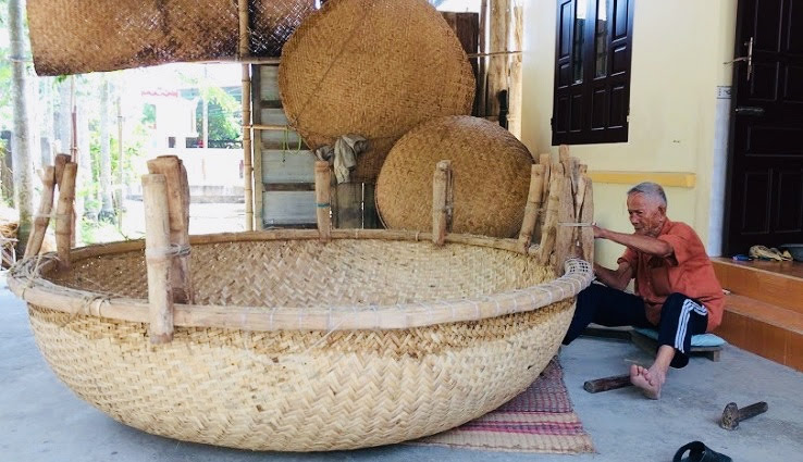 Basket boat waving in Cam Kim Island