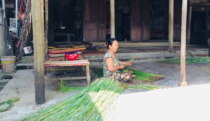 Sleeping mat waving in Cam Kim Island