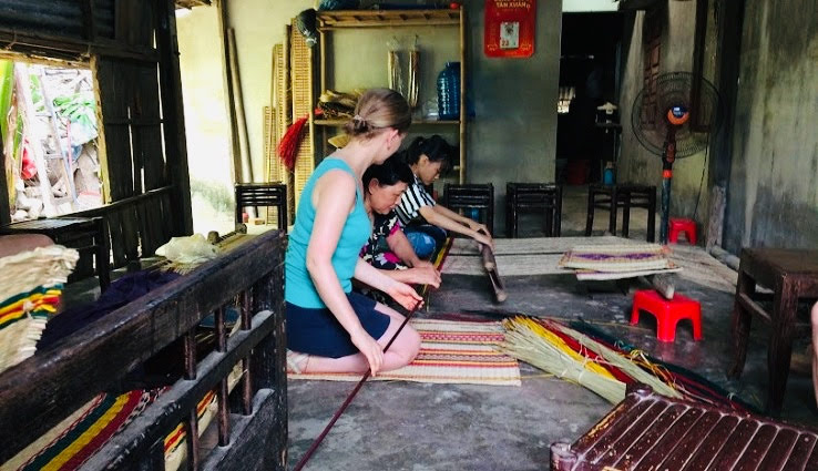 Sleeping mat weaving (Hoi An)